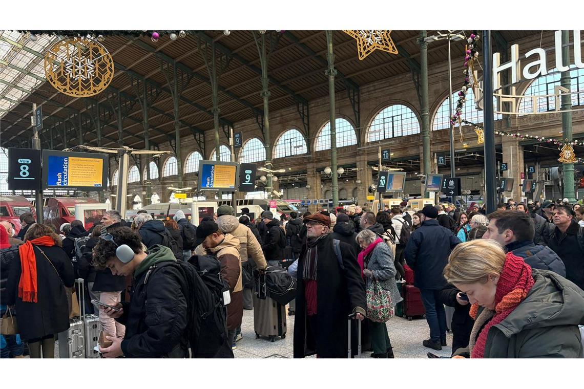 Auch in Paris warteten viele Fahrgäste vergeblich auf ihren Zug nach London.