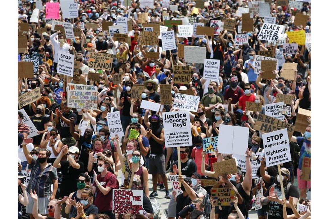 Neue Massenproteste gegen Rassismus in den USA Auch in Philadelphia gingen Zehntausende Menschen auf die Straße. Foto: Yong Kim/The Philadelphia Inquirer/AP/dpa
