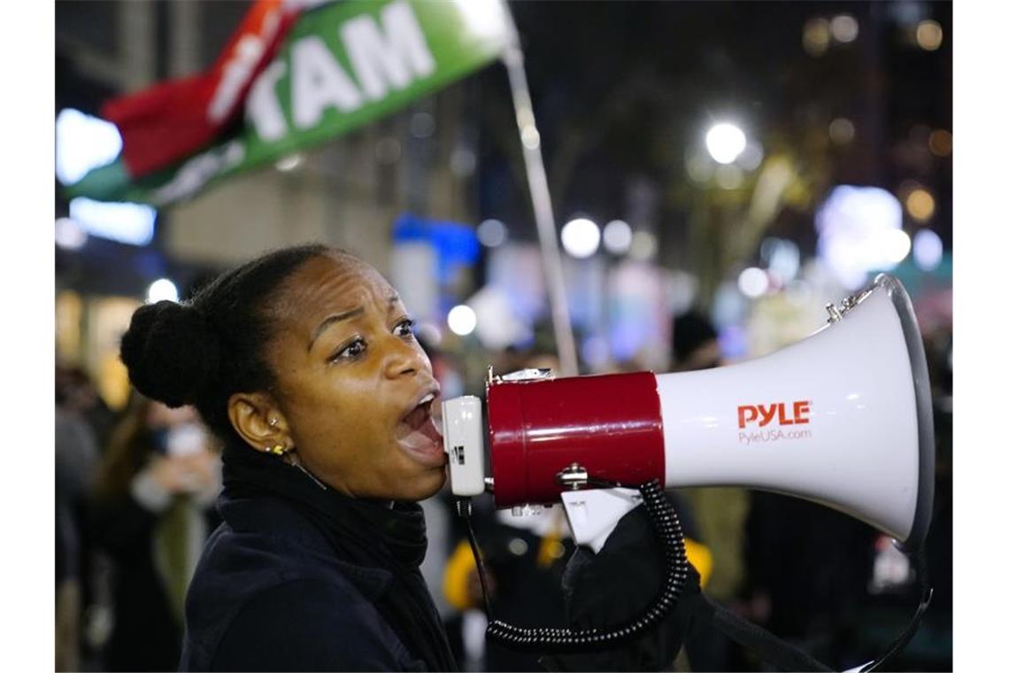 Biden fehlt nur noch ein US-Bundesstaat Auch in Philadelphia im umkämpften Bundesstaat Pennsylvania machen Demonstranten klar, dass bis zum Ende gezählt werden soll. Foto: Matt Slocum/AP/dpa