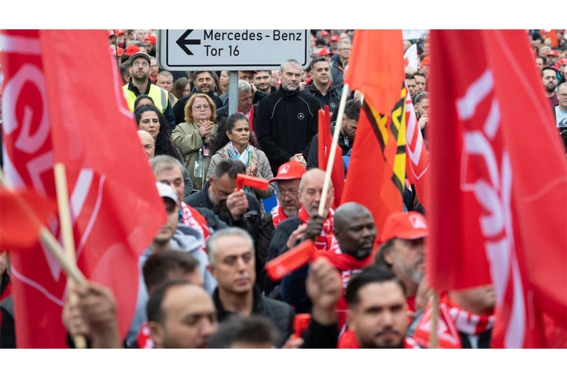 Auch in Sindelfingen demonstrierten Tausende Mercedes-Beschäftigte gegen einen Abbau einstiger Errungenschaften.