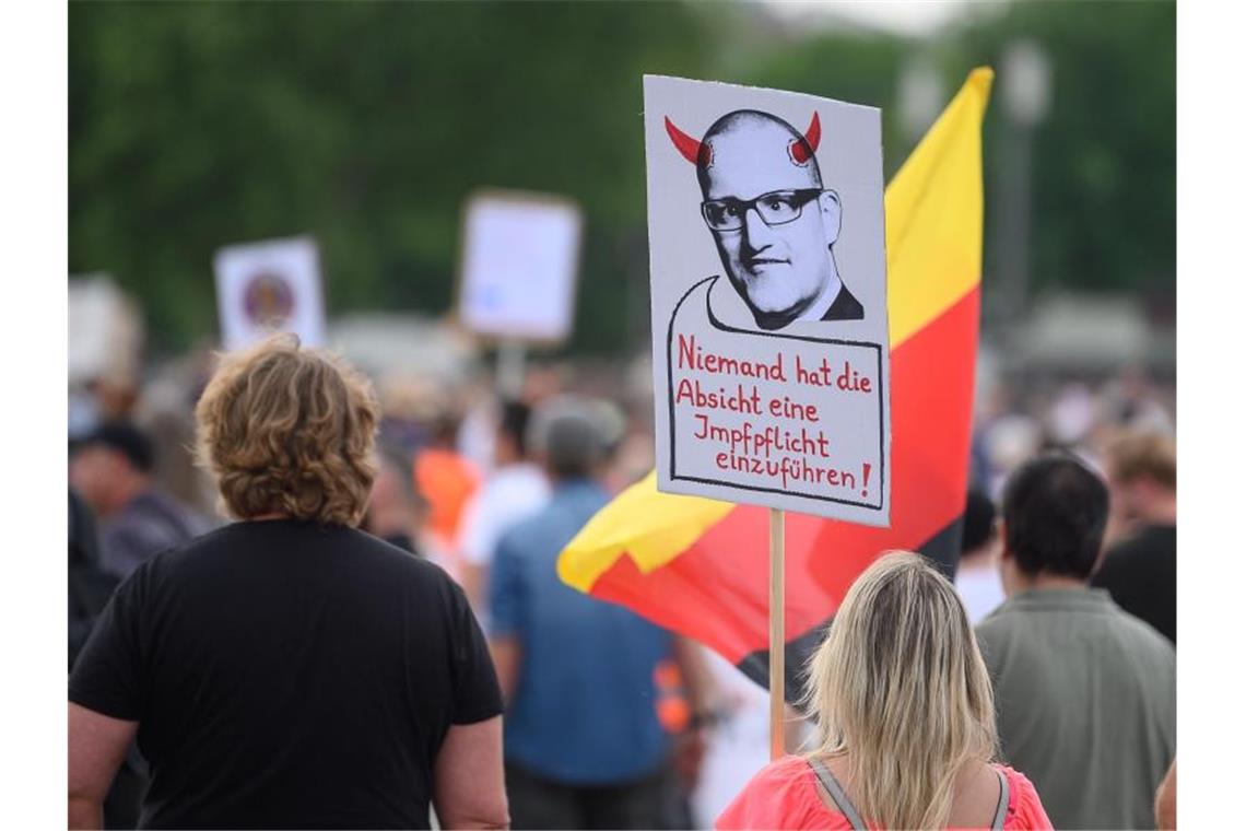 Auch in Stuttgart gingen die Menschen auf die Straße. Foto: Sebastian Gollnow/dpa