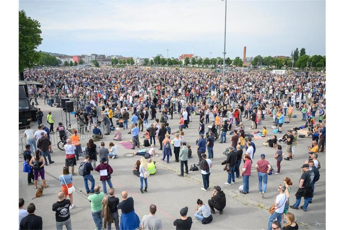 Tausende demonstrieren deutschlandweit gegen Corona-Regeln