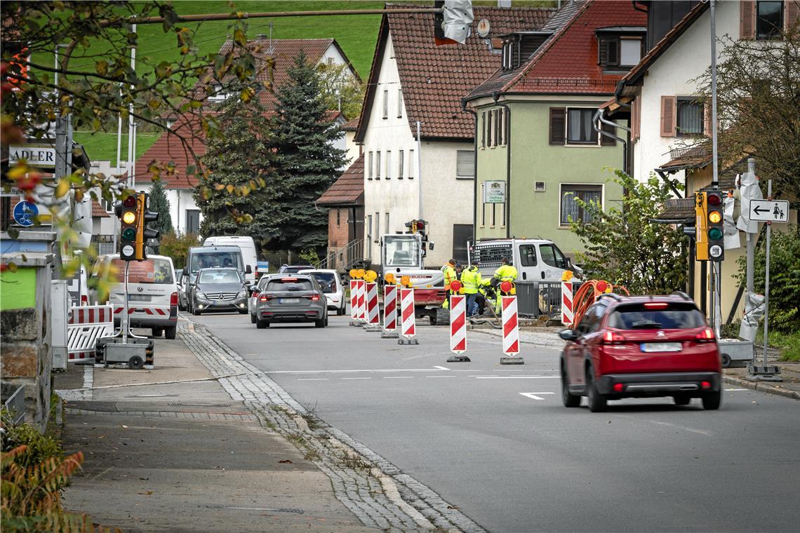 Geduld im Straßen- und Bahnverkehr nötig Auch in Sulzbach-Bartenbach ist aktuell die Ortsdurchfahrt halbseitig gesperrt, hier wird gerade Glasfaser verlegt. Foto: Alexander Becher