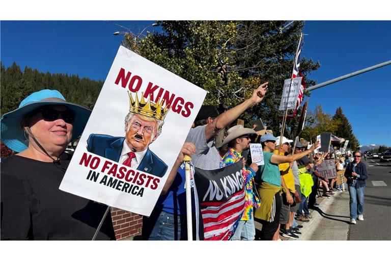 Auch in Truckee in Kalifornien gab es unter dem Motto "No Kings" Proteste gegen Präsident Trumps Politik.