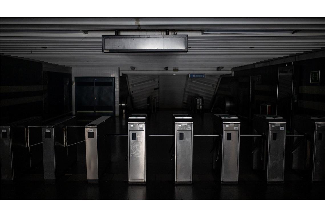 Stromversorgung in Spanien zu 99 Prozent wiederhergestellt Auch in U-Bahnhöfen herrschte gespenstische Dunkelheit.