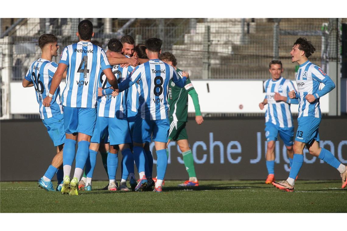 Kickers gewinnen knapp – Liveticker zum Nachlesen Auch in Villingen wollen die Blauen jubeln.