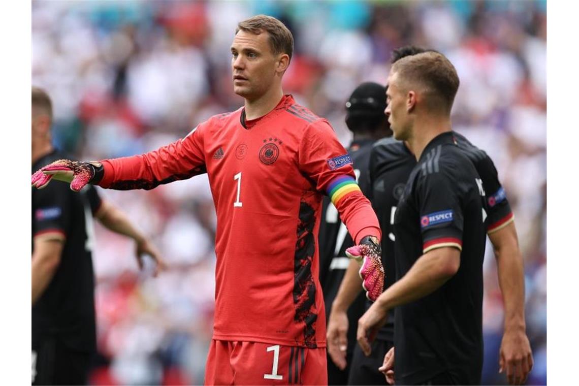 Auch in Wembley lief DFB-Kapitän Manuel Neuer wieder mit der Regenbogen-Binde am Arm auf. Foto: Christian Charisius/dpa