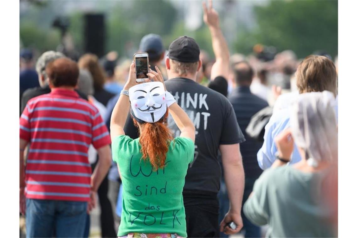 Auch in Stuttgart demonstrierten Menschen gegen die Corona-Beschränkungen. Foto: Sebastian Gollnow/dpa