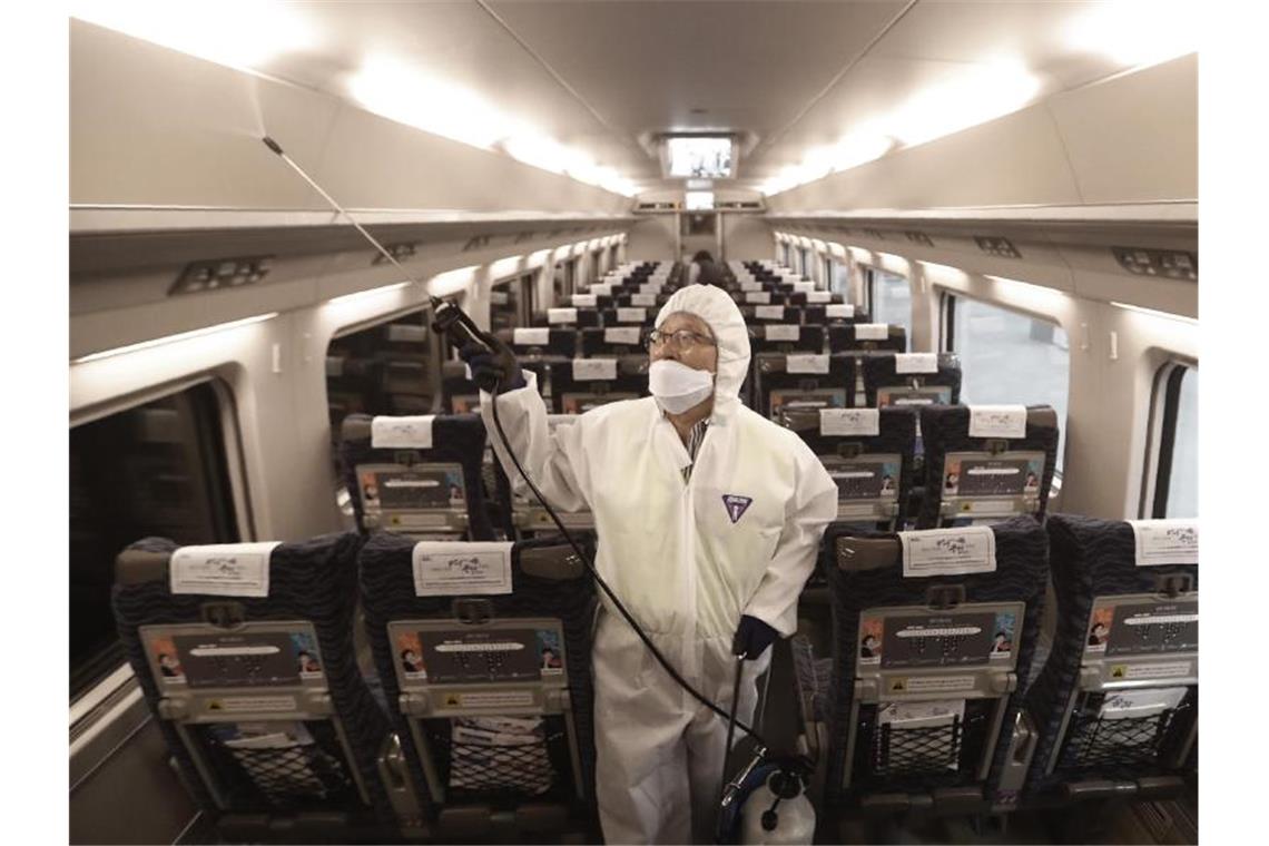 Coronavirus erreicht Europa Auch in Südkorea wird vorgesorgt: Hier wird ein Zug desinfiziert. Foto: Ahn Young-Joon/AP/dpa