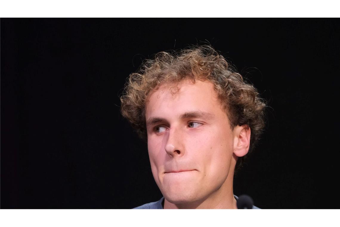 Trotz und Tränen: Grüne-Jugend-Chefin Nietzards Abschied Auch Jakob Blasel war sichtlich gerührt.