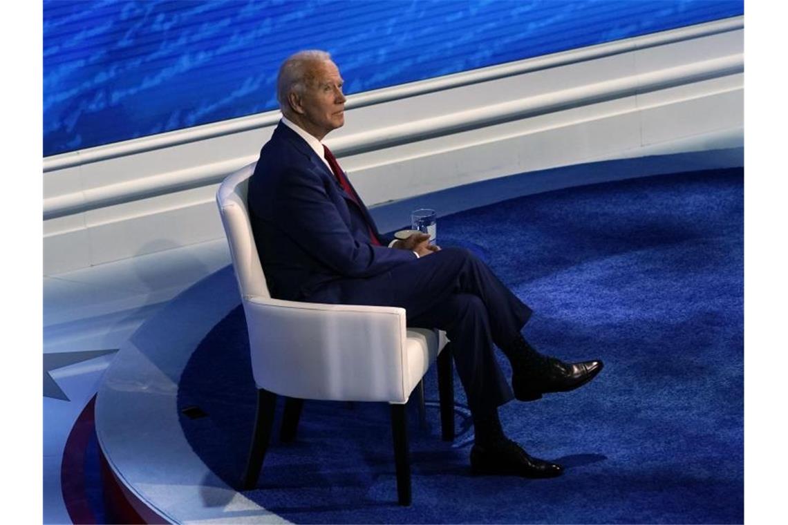 Prominente Republikaner gehen auf Distanz zu Trump Auch Joe Biden stellte sich in einem Swing State den Fragen der Wähler: in Philadelphia im Bundesstaat Pennsylvania. Foto: Carolyn Kaster/AP/dpa