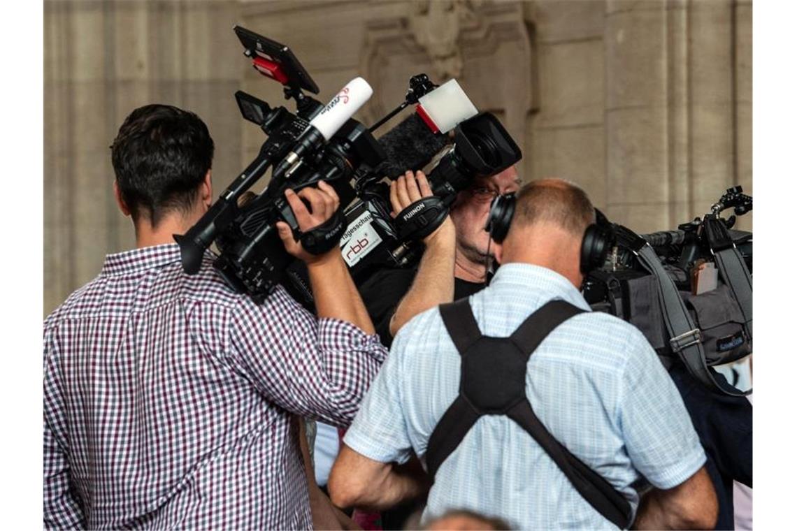 Angeklagter schweigt im Mordprozess um vermisste Schülerin Auch Journalisten haben sich zur Fortführung des Prozesses vor dem Verhandlungssaal eingefunden. Foto: Paul Zinken