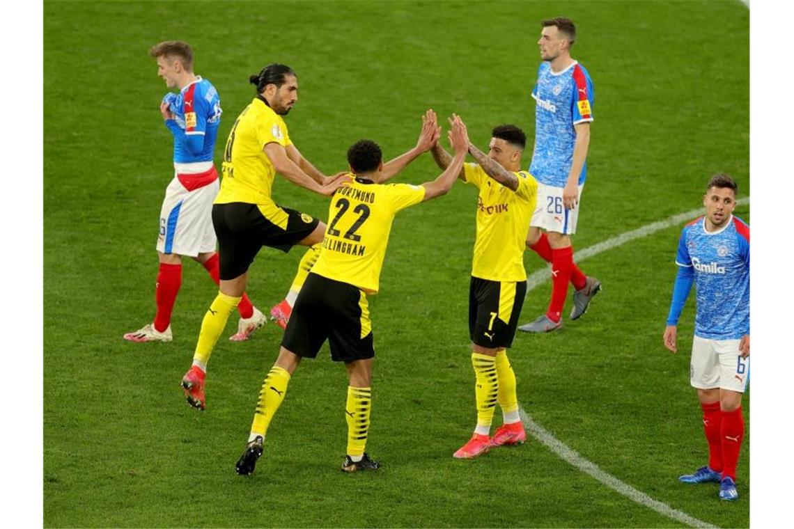Morey-Verletzung trübt BVB-Freude über Finaleinzug Auch Jude Bellingham (M) konnte sich in die Torschützenliste eintragen und markierte das 5:0. Foto: Friedemann Vogel/epa Pool/dpa