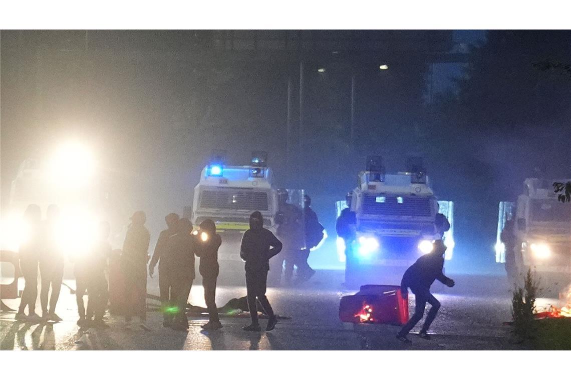 22 Polizisten bei Ausschreitungen verletzt – Familie evakuiert Auch Jugendliche beteiligen sich an den Ausschreitungen.