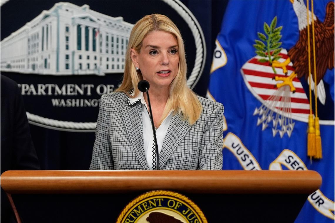 Auch Justizministerin Pam Bondi rudert zurück – obwohl sie zuvor behauptet hatte, eine "Kundenliste" Epsteins liege auf ihrem Schreibtisch.