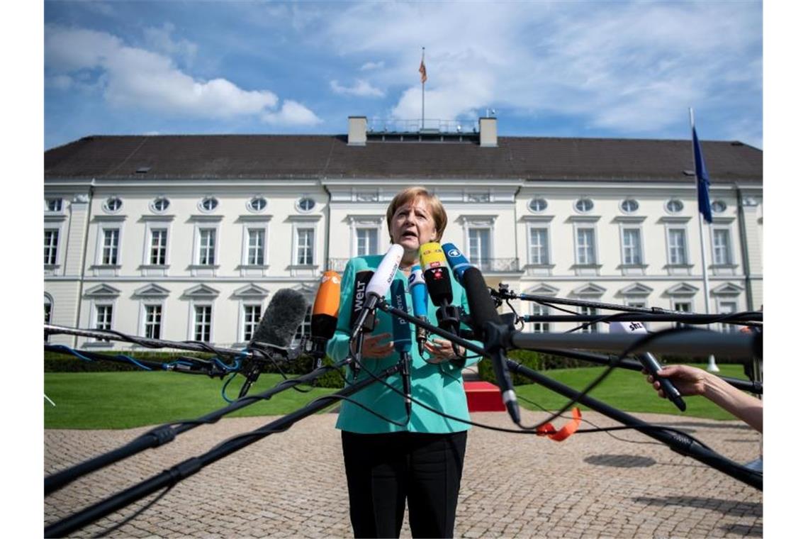 Auch Kanzlerin Merkel sprach zum 70. Jahrestag des Grundgesetzes im Park vom Schloss Bellevue. Foto: Bernd von Jutrczenka