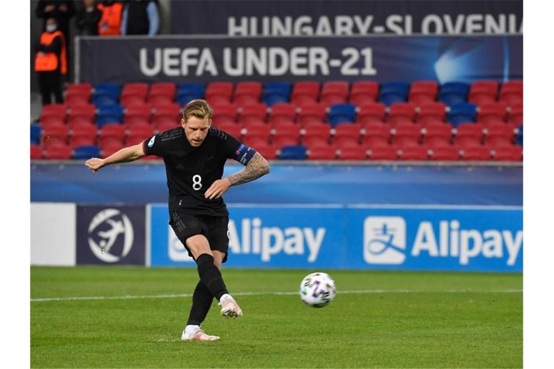U21 ringt Dänemark nieder und erreicht EM-Halbfinale Auch Kapitän Arne Maier traf seinen Elfmeter. Foto: Marton Monus/dpa