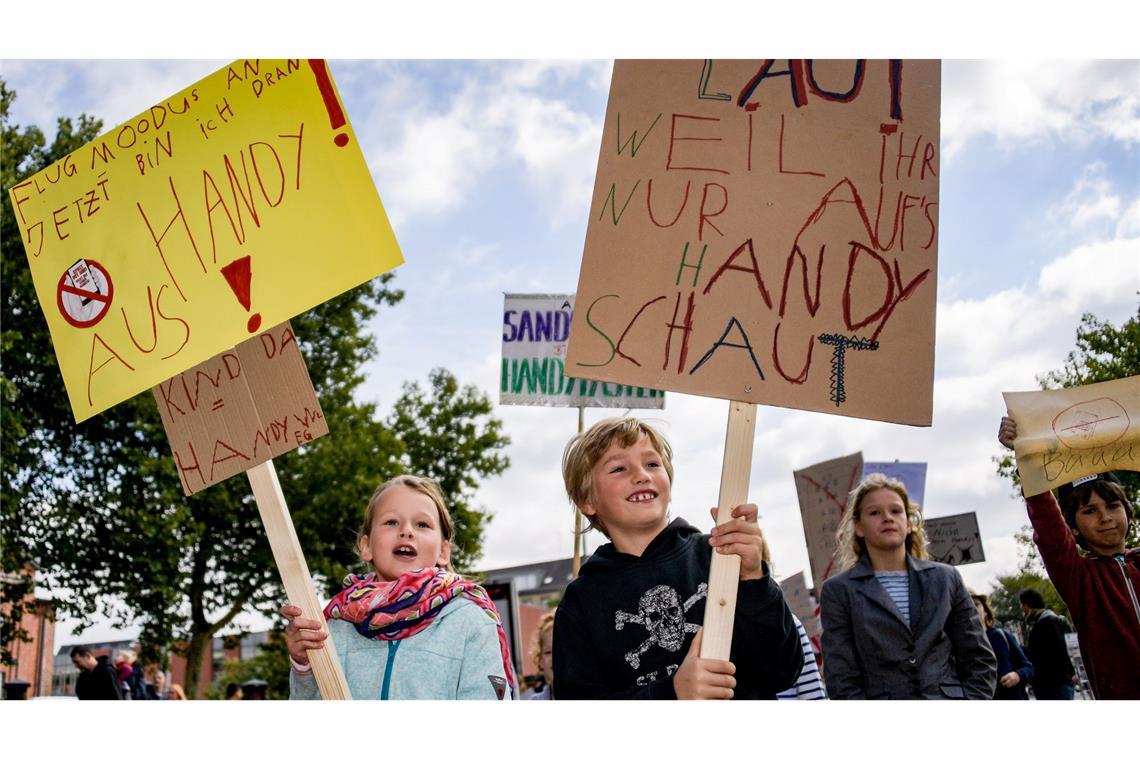 Auch Kinder sind von Eltern genervt, die ständig am Handy sind (Archivbild)