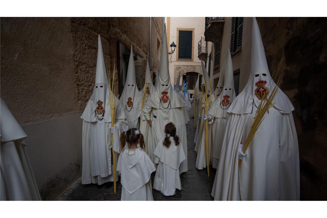 Warum vor Ostern so viele Spanier auf den Straßen sind Auch kleine Kinder machen mit. (Foto aktuell)