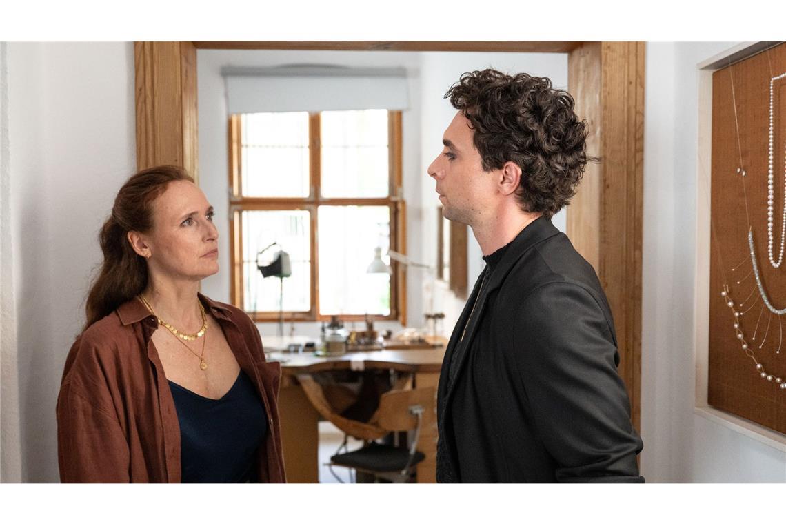 Auch Kommissar Ross hat Fragen an die Besitzerin des Juweliergeschäftes.