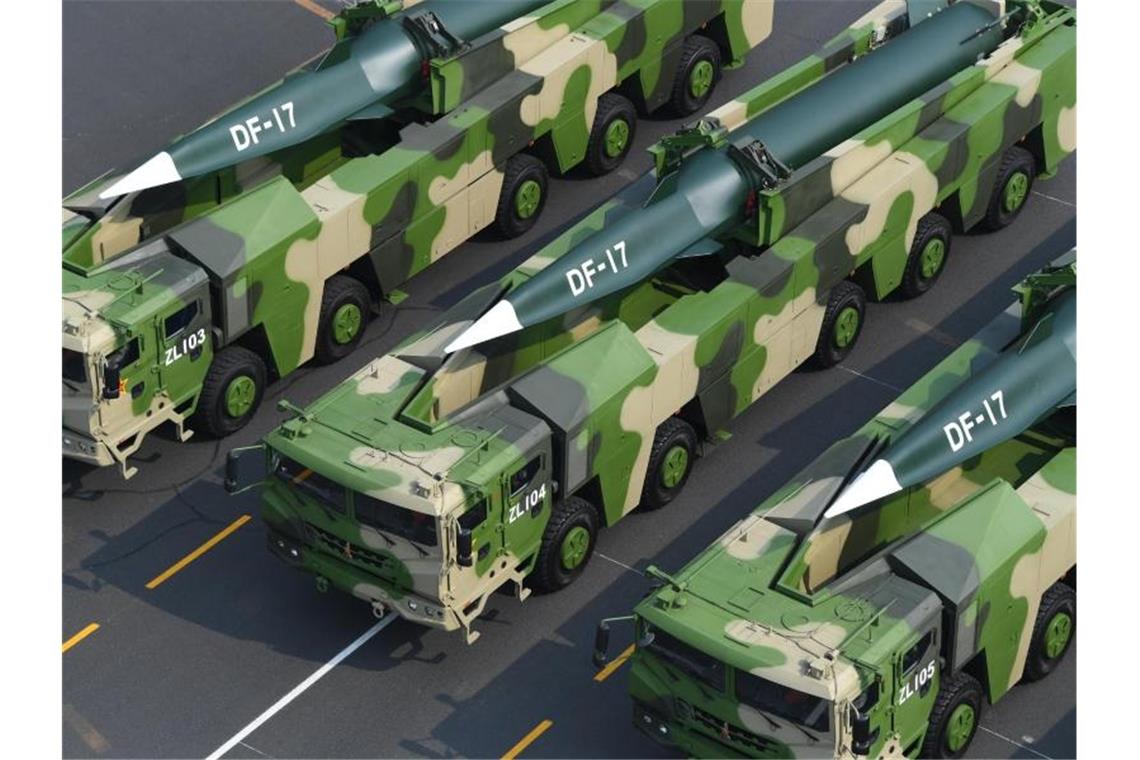 Auch konventionelle Raketensysteme des Typs Dong Feng-17 rollten durch die chinesische Hauptstadt. Foto: Pan Yulong/XinHua/dpa