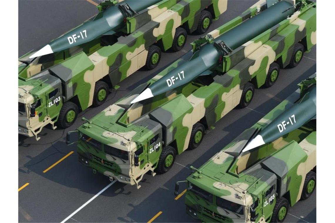 Gigantische Waffenschau in Peking - Randale in Hongkong Auch konventionelle Raketensysteme des Typs Dong Feng-17 rollten durch die chinesische Hauptstadt. Foto: Pan Yulong/XinHua/dpa