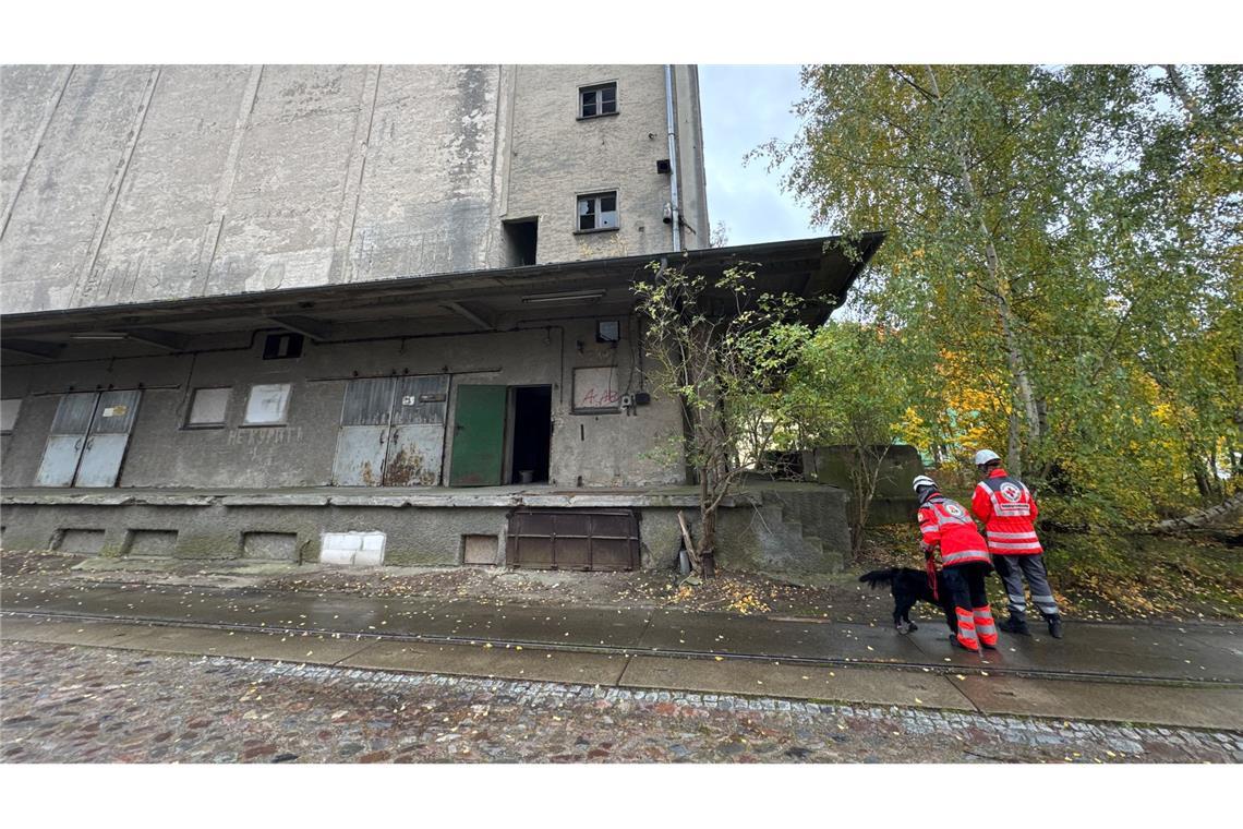 Wo ist Fabian? Angestrengte Suche nach Achtjährigem Auch leerstehende Gebäude werden abgesucht.