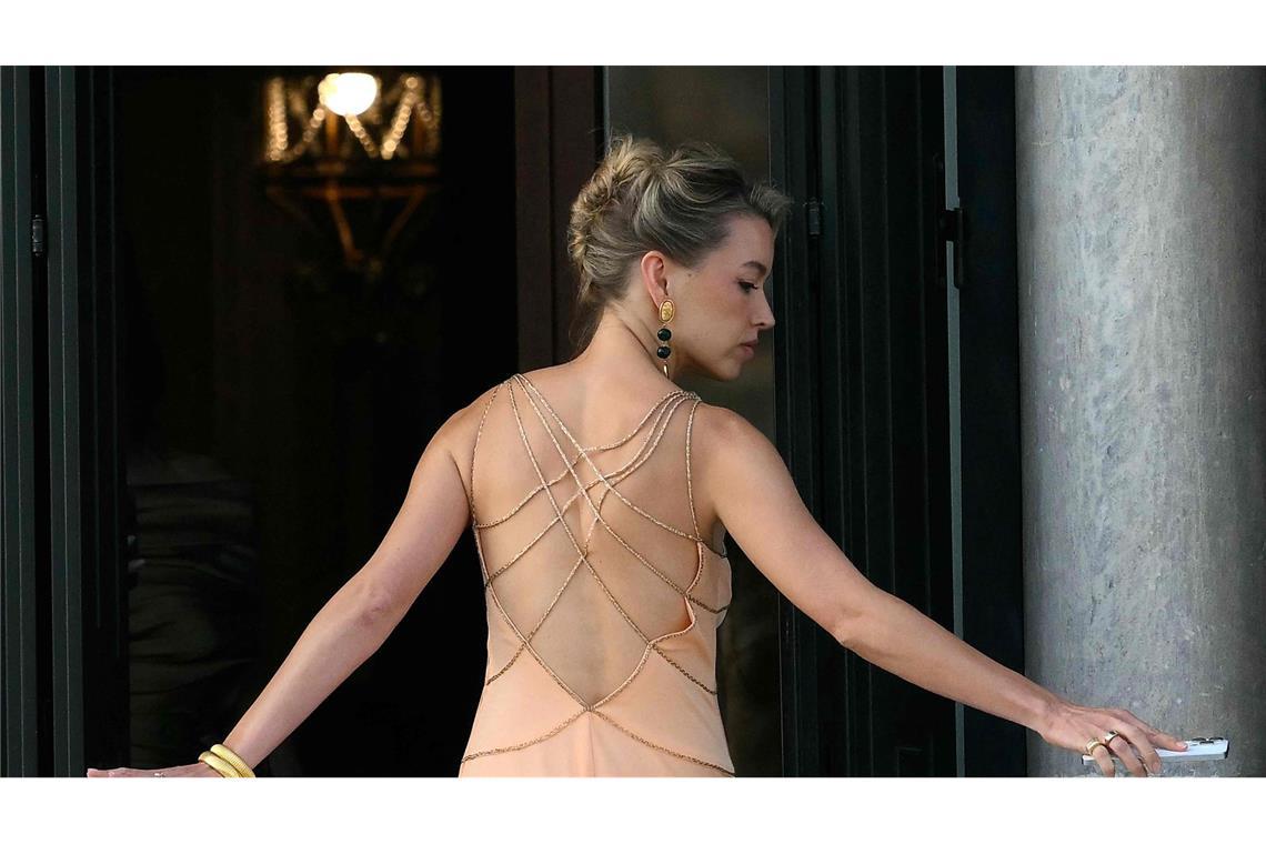 Jeff Bezos und Lauren Sánchez sagen Ja bei Vermählung der Superlative Auch Lydia Kives, die Ehefrau des kanadischen Investors Michael Kives, zeigt sich vor der Hochzeit auf der Terrasse.