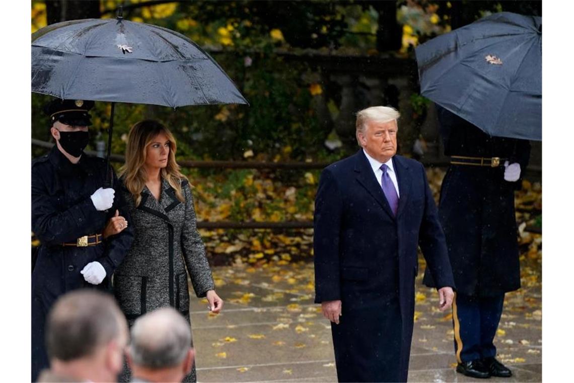 US-Präsidentschaft: Streit um Wahlergebnis geht weiter Auch 'mal wieder an der frischen Luft: Donald Trump und seine Frau Melania Trump nehmen an einer Kranzniederlegung am Veterans Day auf dem Nationalfriedhof in Arlington teil. Foto: Patrick Semansky/AP/dpa