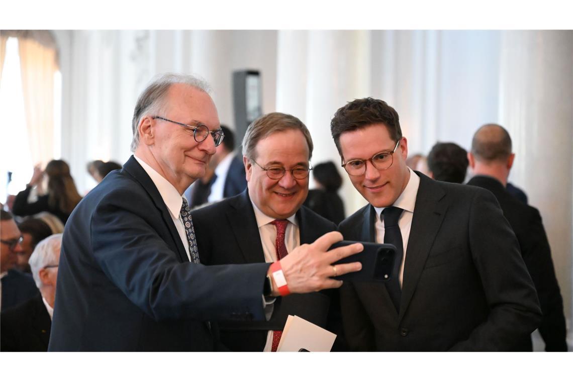 Auch Manuel Hagel, der derzeit mit den Grünen und Özdemir Koalitionsverhandlungen führt, war im Neuen Schloss dabei.