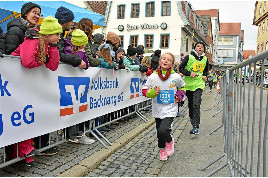 Auch Mathilde hat die Stadtrunde geschafft. Silvesterlauf in Backnang 2025. SP