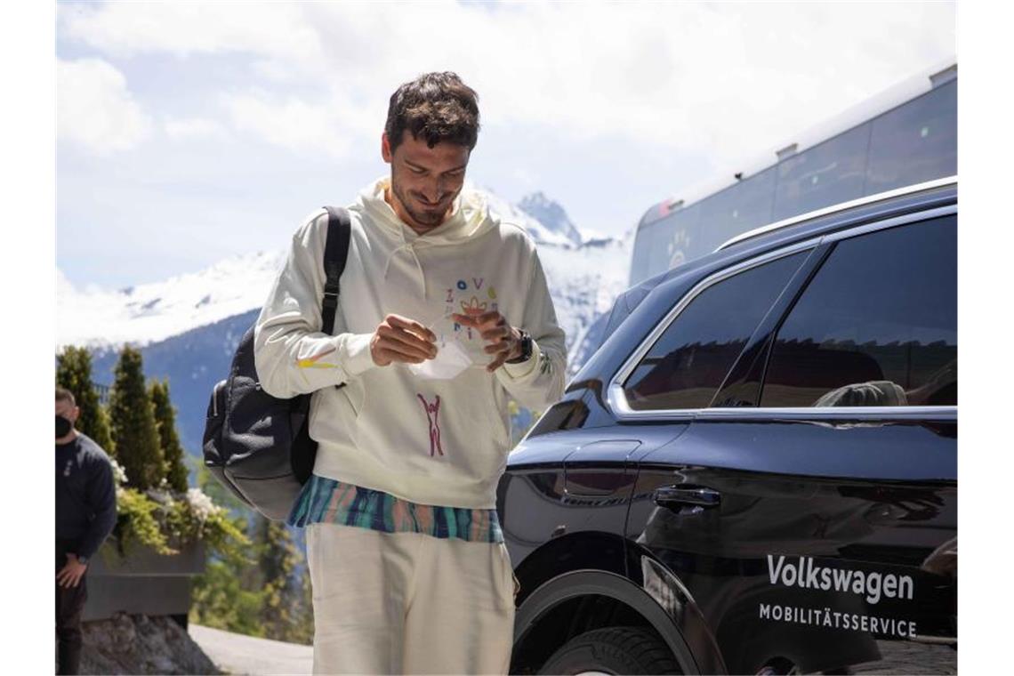 Ankunft in Seefeld: Müller und Hummels wieder im DFB-Kreis Auch Mats Hummels ist wieder im Kreise der deutschen Fußball-Nationalmannschaft dabei. Foto: Christian Charisius/dpa
