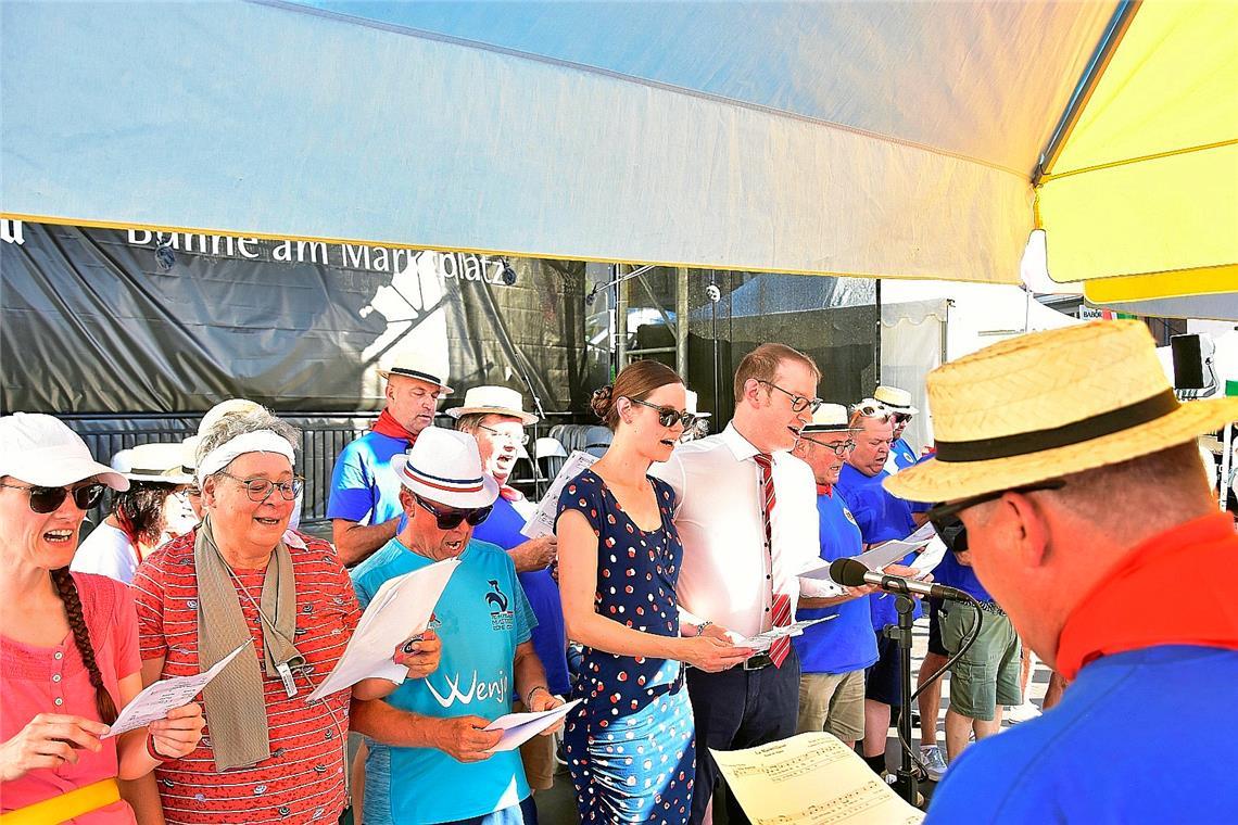 Auch Maximilian Friedrich und seine Frau Kerstin (dunkelblaues Kleid) singen selbstverständlich mit. Foto: Tobias Sellmaier