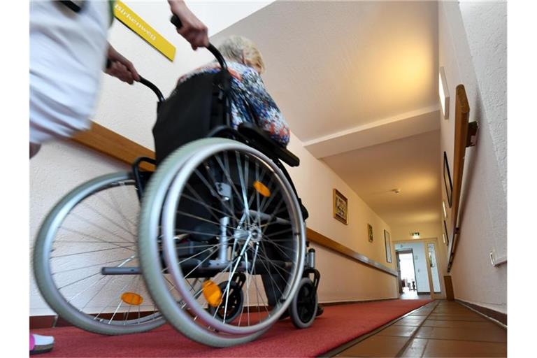 Auch Menschen die auf den Rollstuhl angewiesen sind, können von der App profitieren. Foto: Holger Hollemann/Archivbild