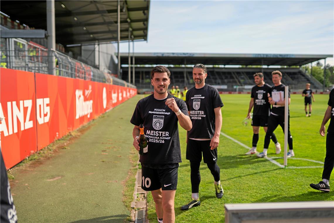 Auch Mert Tasdelen jubelt auf dem Weg zu den Fans. 