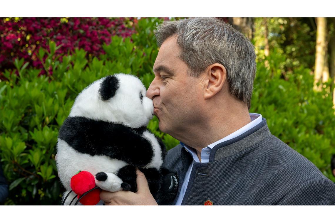 Auch Ministerpräsident Markus Söder (CSU) hat Gefallen an Pandas gefunden. (Archivbild)