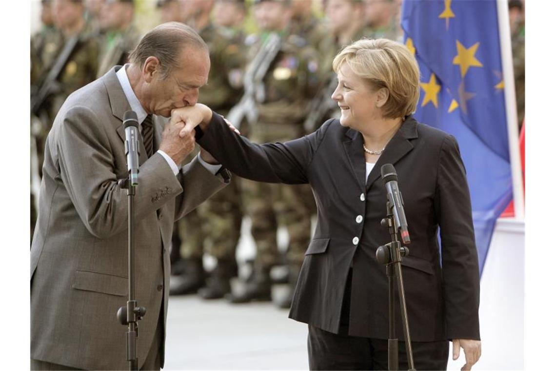 Auch mit Angela Merkel, die 2005 Bundeskanzlerin wurde, arbeitete Chirac auf internationalem Parkett zusammen. Foto: Peer Grimm