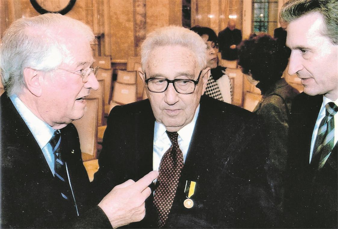 Haarscharf an Olympia vorbeigesegelt Auch mit fast 85 Jahren findet Peter Adolff bei Mächtigen und Wichtigen wie Henry Kissinger (Mitte) und Günther Oettinger immer noch ein Ohr.
