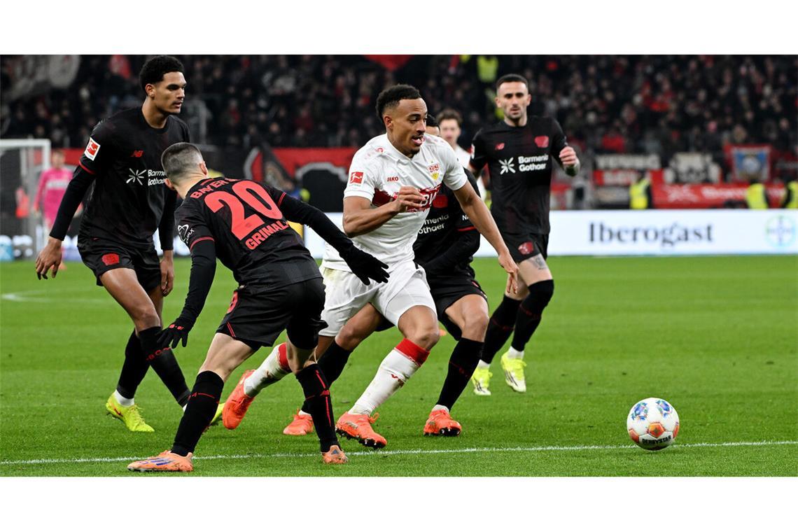 Auch mit gesammelten Kräften kann die Leverkusener Hintermannschaft Stuttgarts Jamie Leweling nicht aufhalten.