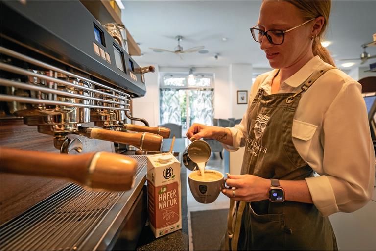 Auch mit Hafermilch gelingt Bianca Zubke vom Explorer Café ein cremiger Schaum auf dem Cappuccino. Foto: Alexander Becher