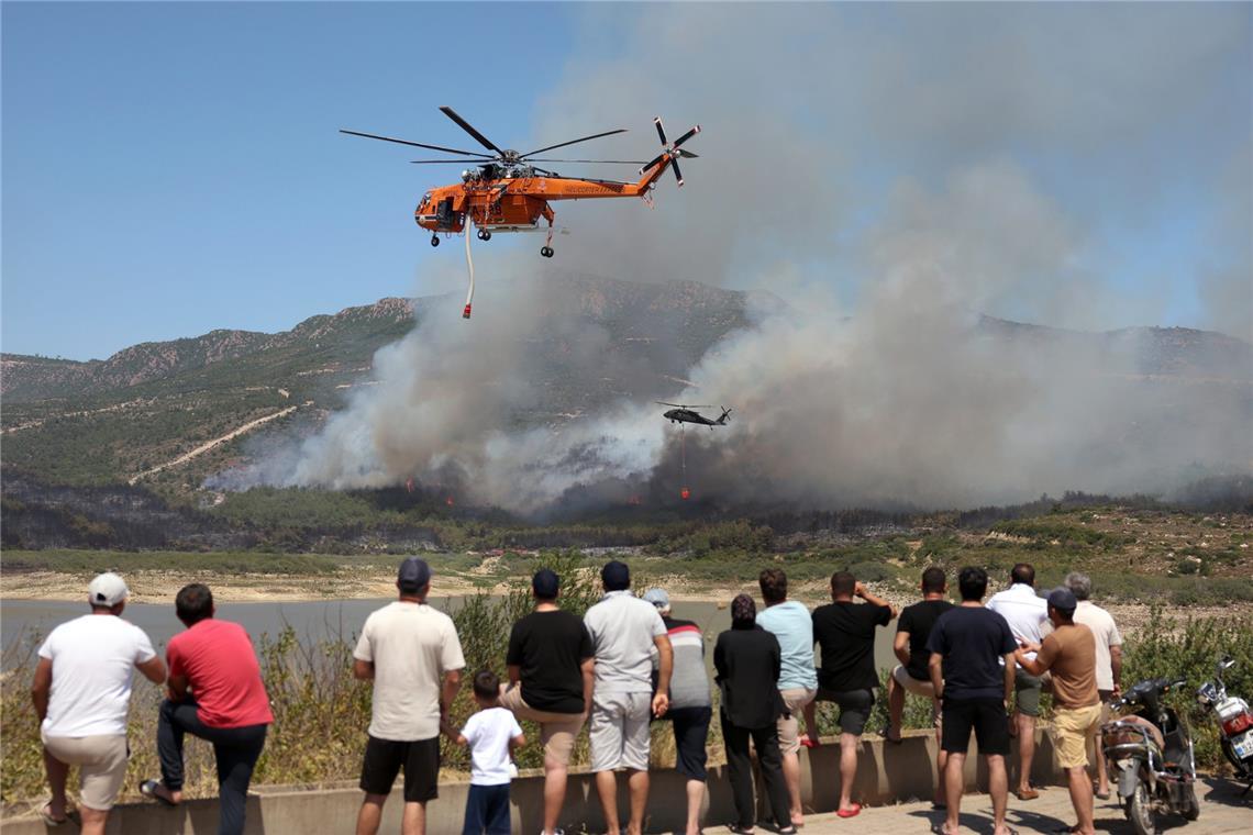Wo sind die Waldbrände auf Kreta und in der Türkei? Auch mit Hubschraubern kämpfen die Einsatzkräfte gegen die Flammen.