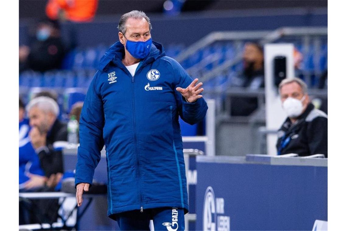 Bayern gewinnt im Spitzenspiel - Schalke ohne Stevens-Effekt Auch mit Interimstrainer Huub Stevens hält die Schalker Sieglos-Serie an. Foto: Guido Kirchner/dpa