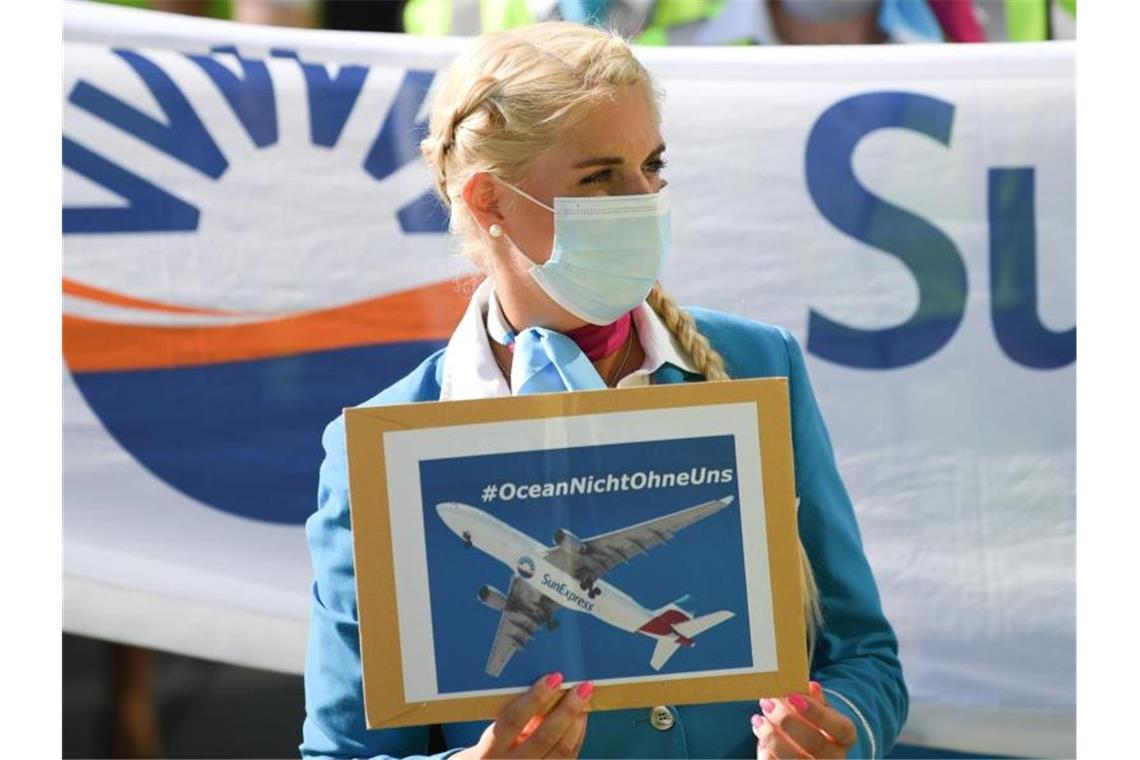 Lufthansa-Aktionäre stimmen Staatseinstieg zu Auch Mitarbeiter der deutschen SunExpress demonstrieren - der Betrieb soll eingestellt werden. Foto: Arne Dedert/dpa