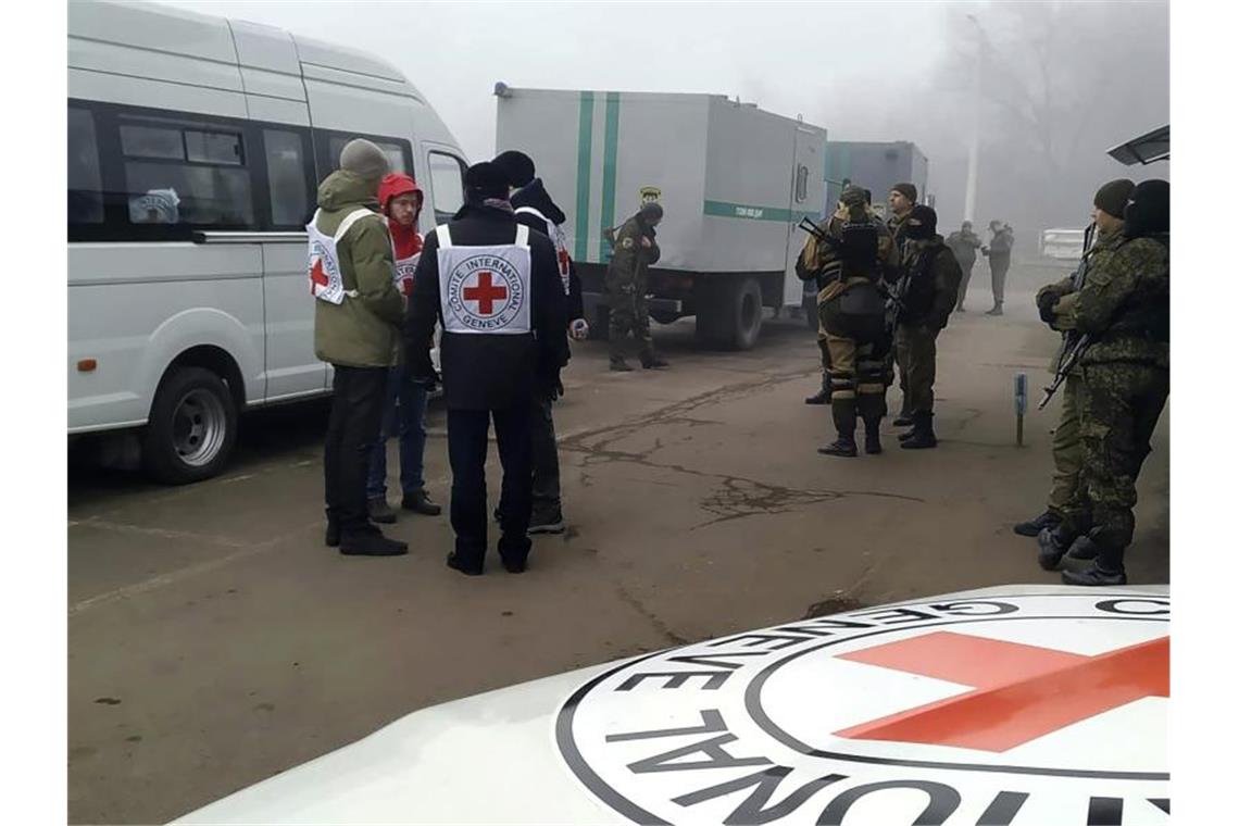 Ostukraine: Kiew und Separatisten tauschen Gefangene aus Auch Mitarbeiter des Roten Kreuzes sind vor Ort. Foto: Alexei Alexandrov/AP/dpa