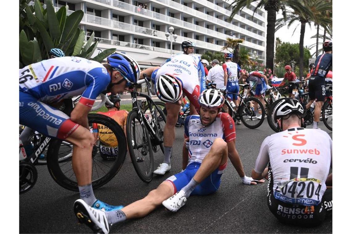 Auch Mitfavorit Thibaut Pinot hat es auf der ersten Etappe erwischt. Foto: Anne-Christine Poujoulat/AFP/dpa