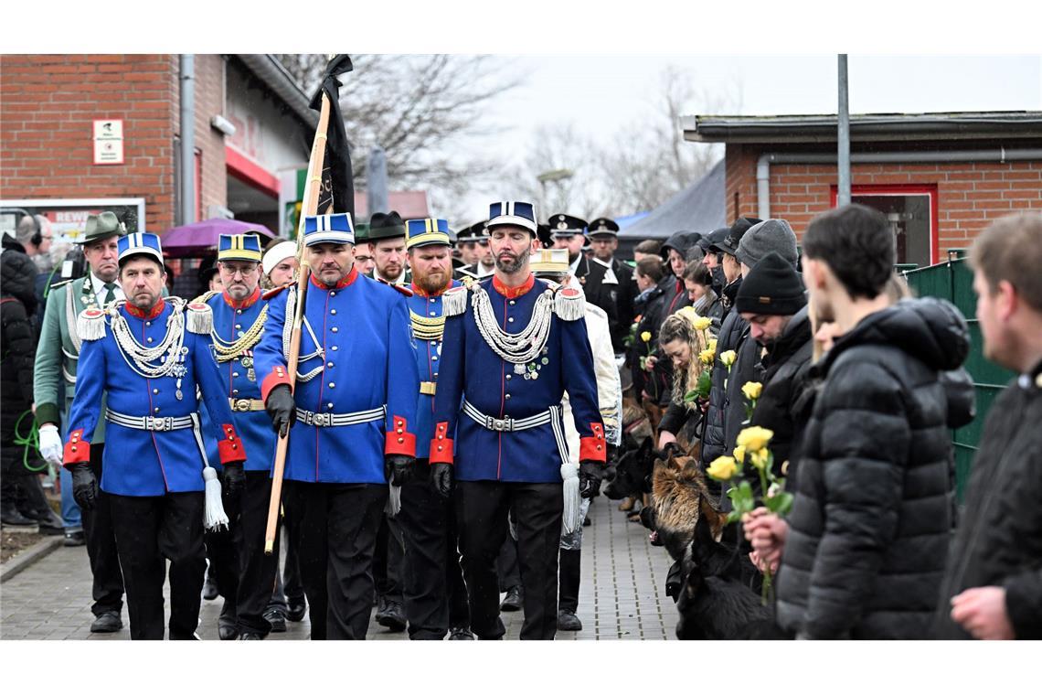 Auch Mitglieder des Schützenvereins reihen sich in den Trauerzug ein.