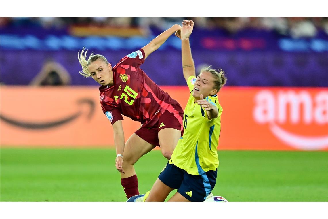 "Liegen am Boden": DFB-Frauen von Schweden vorgeführt Auch Mittelfeldabräumerin Elisa Senß (l.) konnte die Schwedinnen nicht aufhalten.