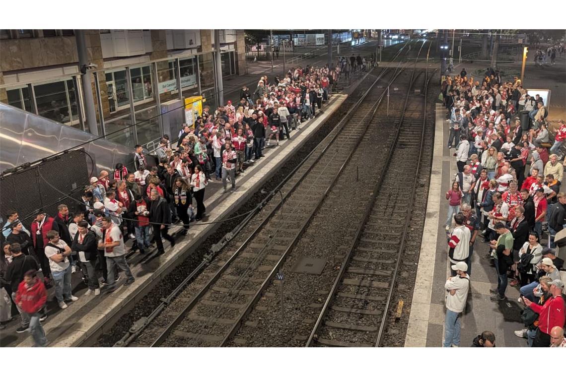 Auch nach dem Spiel drängten sich die Fans des VfB Stuttgart um einen Platz in der Stadtbahn.