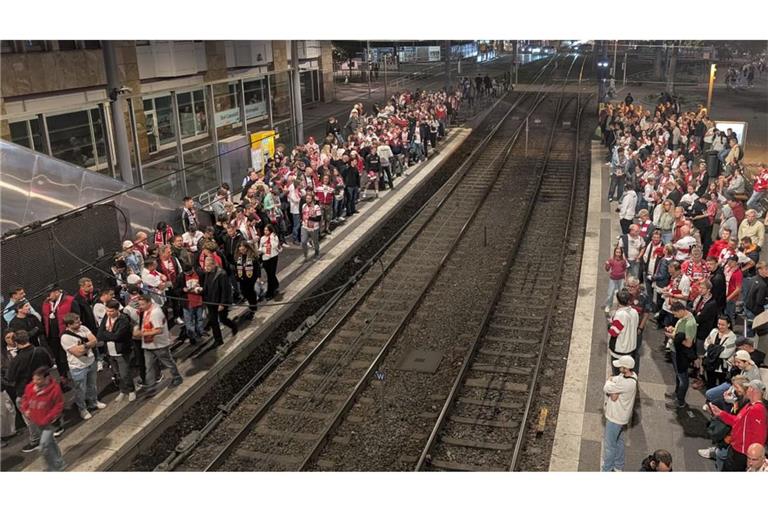Auch nach dem Spiel drängten sich die Fans des VfB Stuttgart um einen Platz in der Stadtbahn.