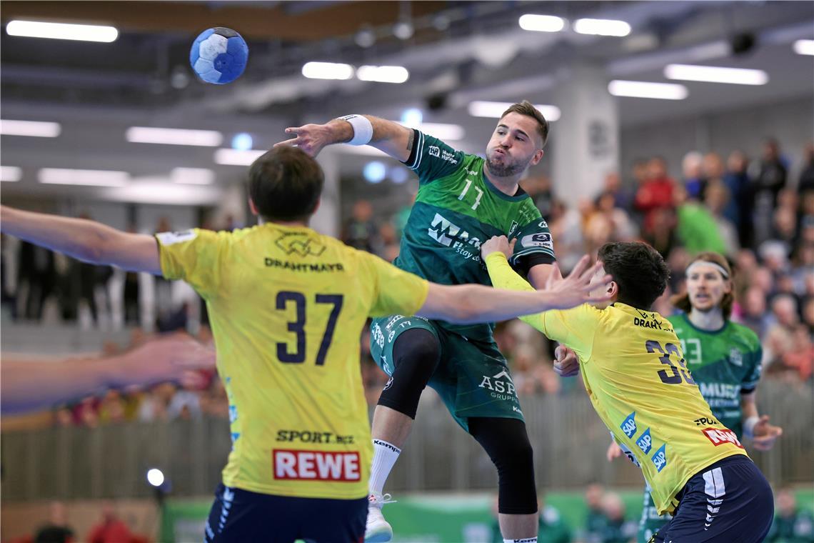 HC Oppenweiler/Backnang: Diebel bleibt, Eilers und Stasch gehen Auch nächste Saison beim HC Oppenweiler/Backnang am Ball: Rückraumspieler Niklas Diebel (Mitte). Foto: Alexander Becher